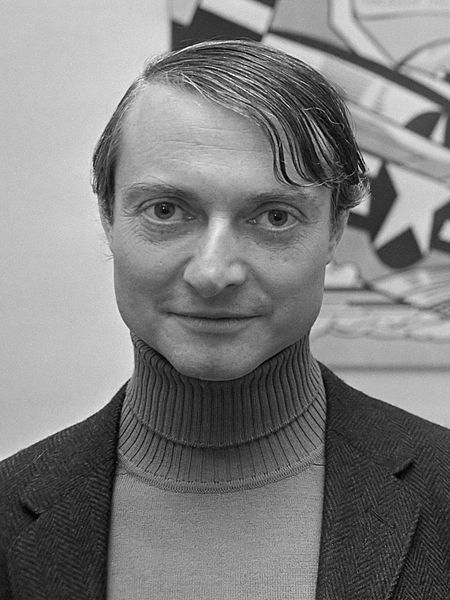 Pop Art Künstler Roy Lichtenstein vor einem seiner berühmten Werke