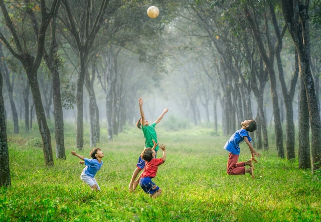 Indoor- und Outdoor-Ballspiele für Kinder – 14 entwicklungsfördernde Ideen für Kindergarten und Schule