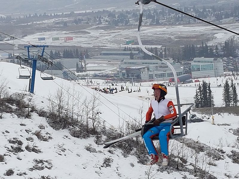 Eddie The Eagle beim Liftfahren vor den Sprüngen am Austragungsort der Olympischen Spiele 1988 in Calgary im März 2017