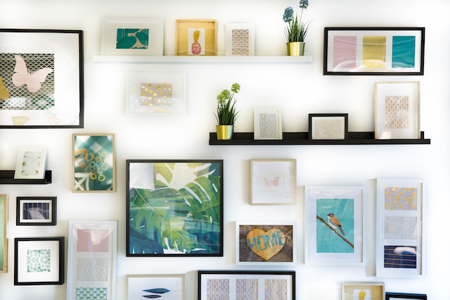 Bilder aufhängen: So wirkt die Wand zuhause wie eine Galerie