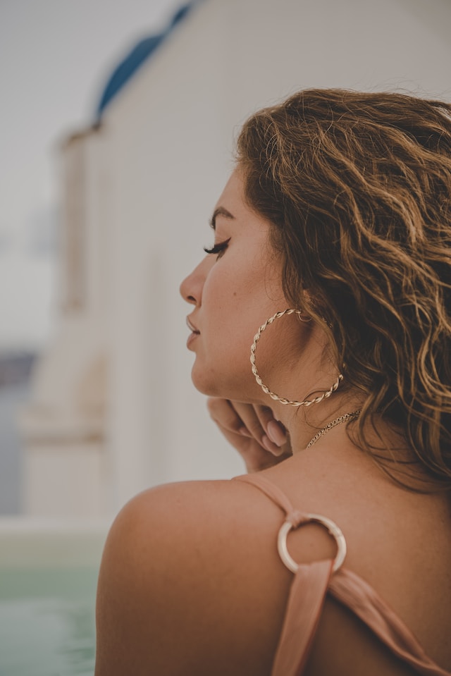 Glamourös und zeitlos: Warum goldene Creolen das ideale Geschenk für Damen sind