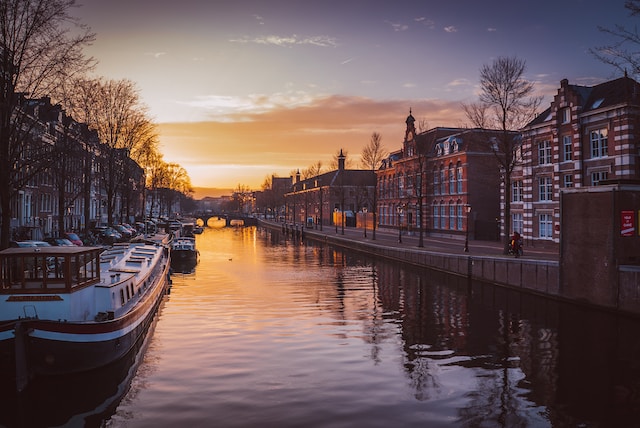 Grachtenrundfahrt Amsterdam - Magische Atmosphäre bei Sonnenuntergang Grachtenrundfahrt Amsterdam - Magische Atmosphäre bei Sonnenuntergang
