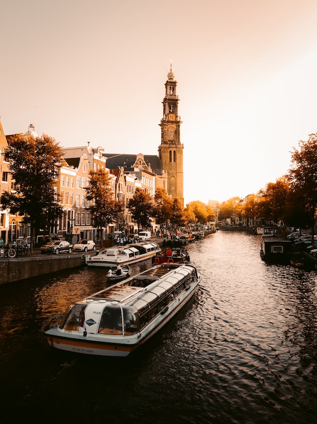 Grachtenrundfahrt Amsterdam - Magische Atmosphäre bei Sonnenuntergang Grachtenrundfahrt Amsterdam - Magische Atmosphäre bei Sonnenuntergang