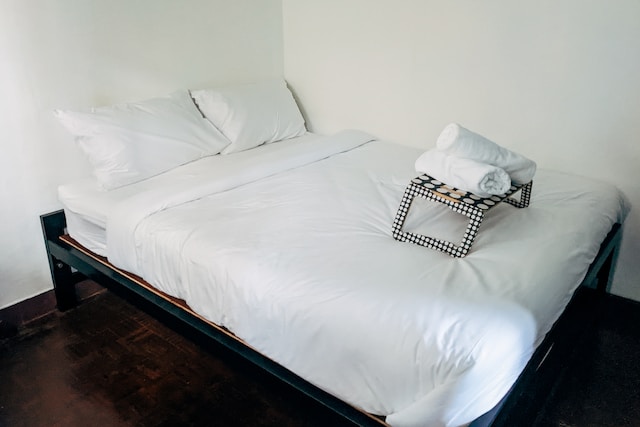 Günstige Monteurzimmer in Berlin verfügen standardmäßig über Bett, Schrank und Kleiderständer