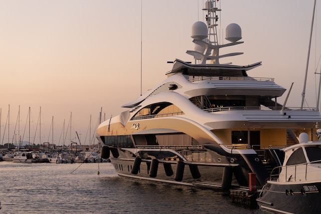 Eine typische 30-Meter-Superyacht kann beispielsweise zwischen 15.000 und 50.000 Euro pro Tag kosten Eine typische 30-Meter-Superyacht kann beispielsweise zwischen 15.000 und 50.000 Euro pro Tag kosten