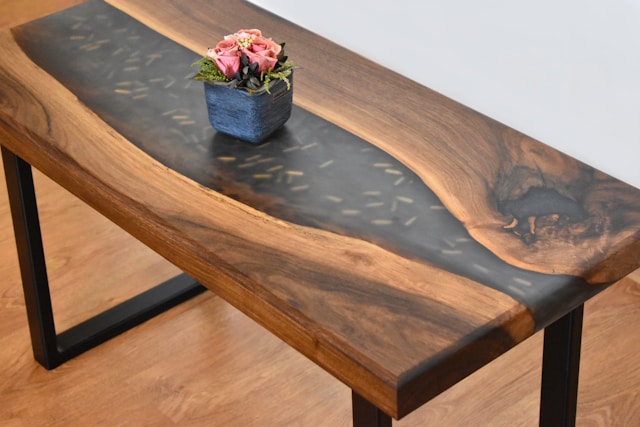 Epoxidharz Rivertable mit edlem Holz